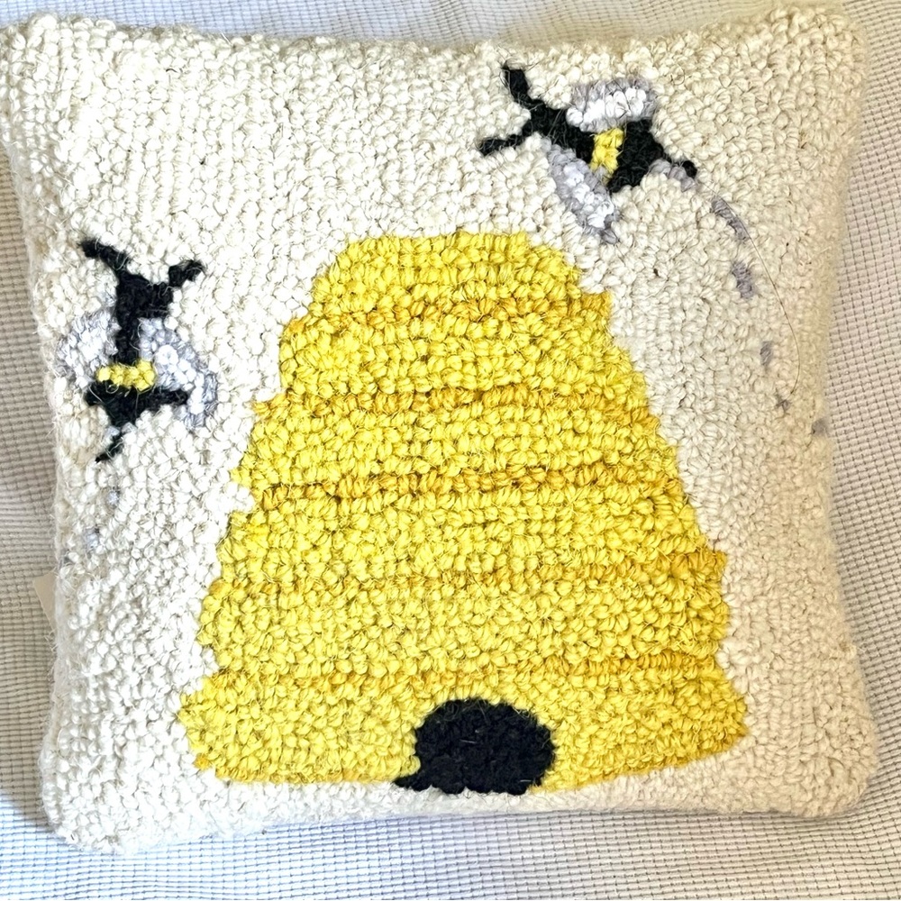 NWT Bees & Bee Hive Hand Hooked Wool Velvet Backed Accent Pillow 10”x10”